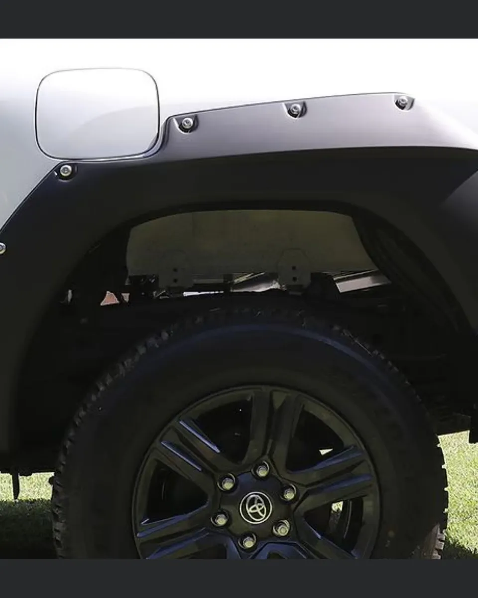 Juego De Cantoneras Toyota Hilux 2021 - 2023 - Image 4